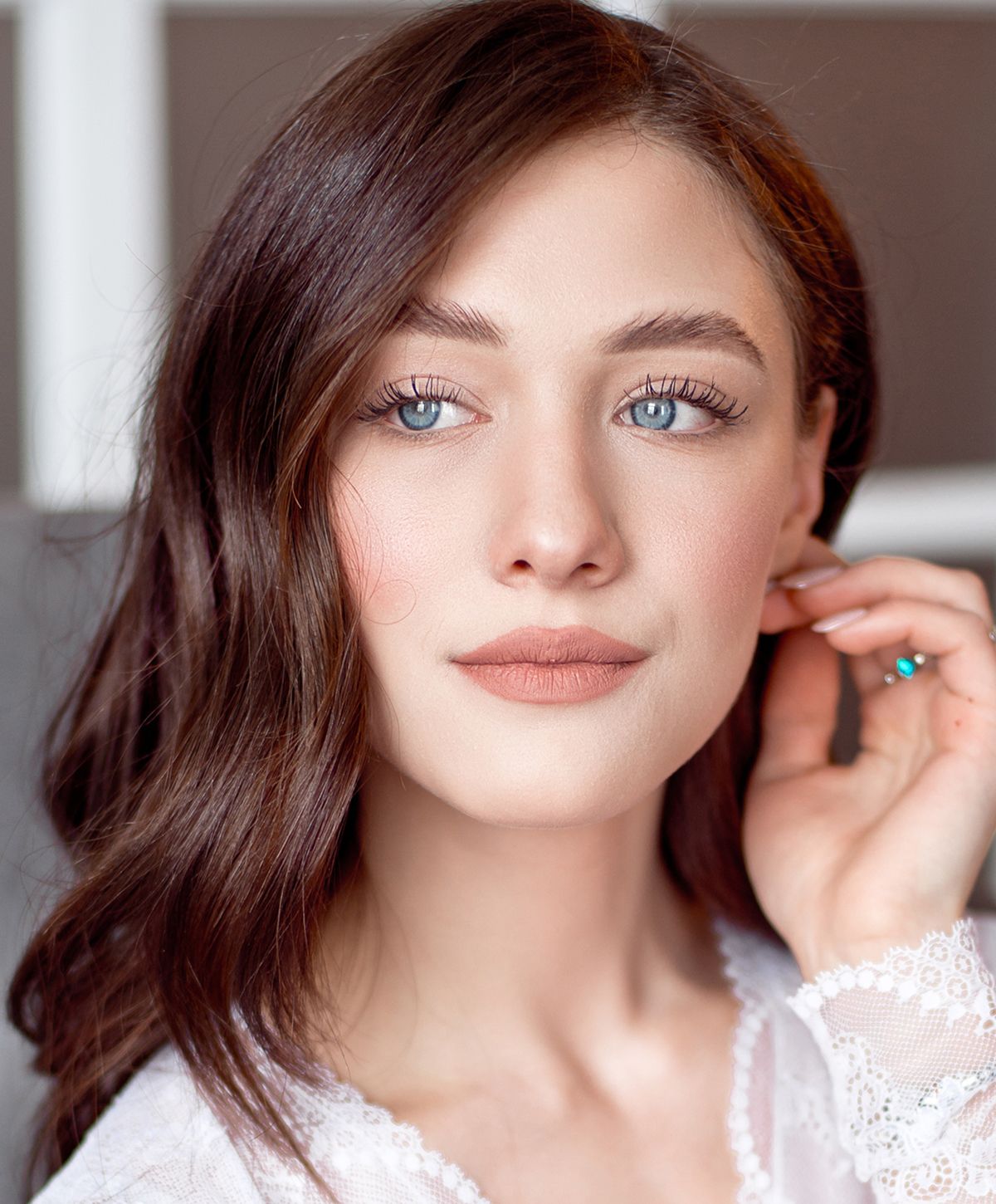 Woman with wavy hair and natural makeup.