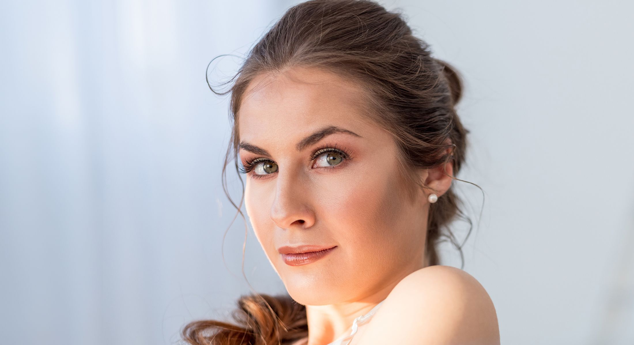 Woman with long hair wearing a sun hat.